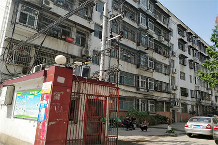 一实小南邻步梯三楼精装3室2厅1卫52万83m2出售